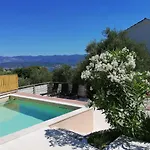 Seaview Anita With Two And Private Pool *